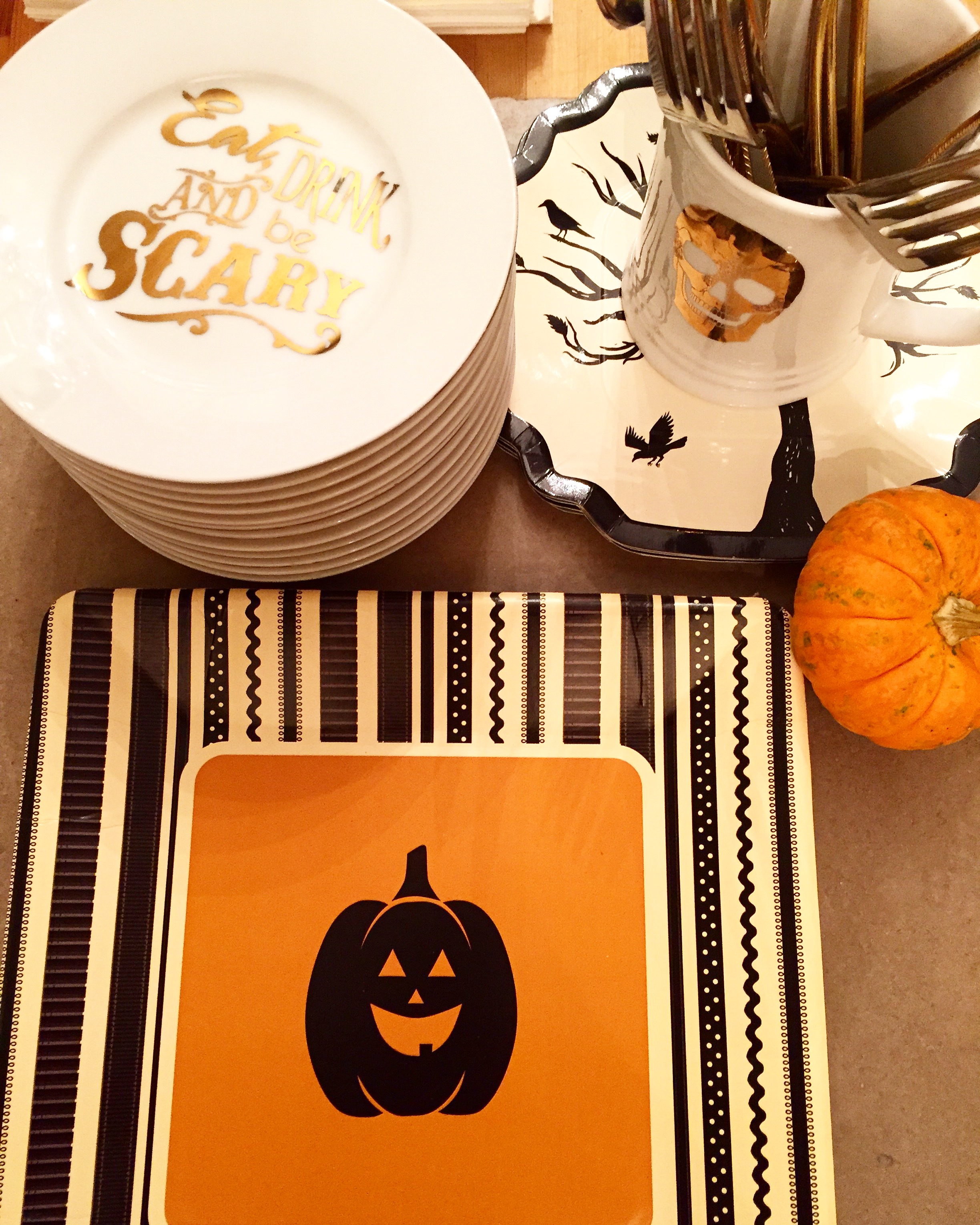 halloween-plates-giggle-living