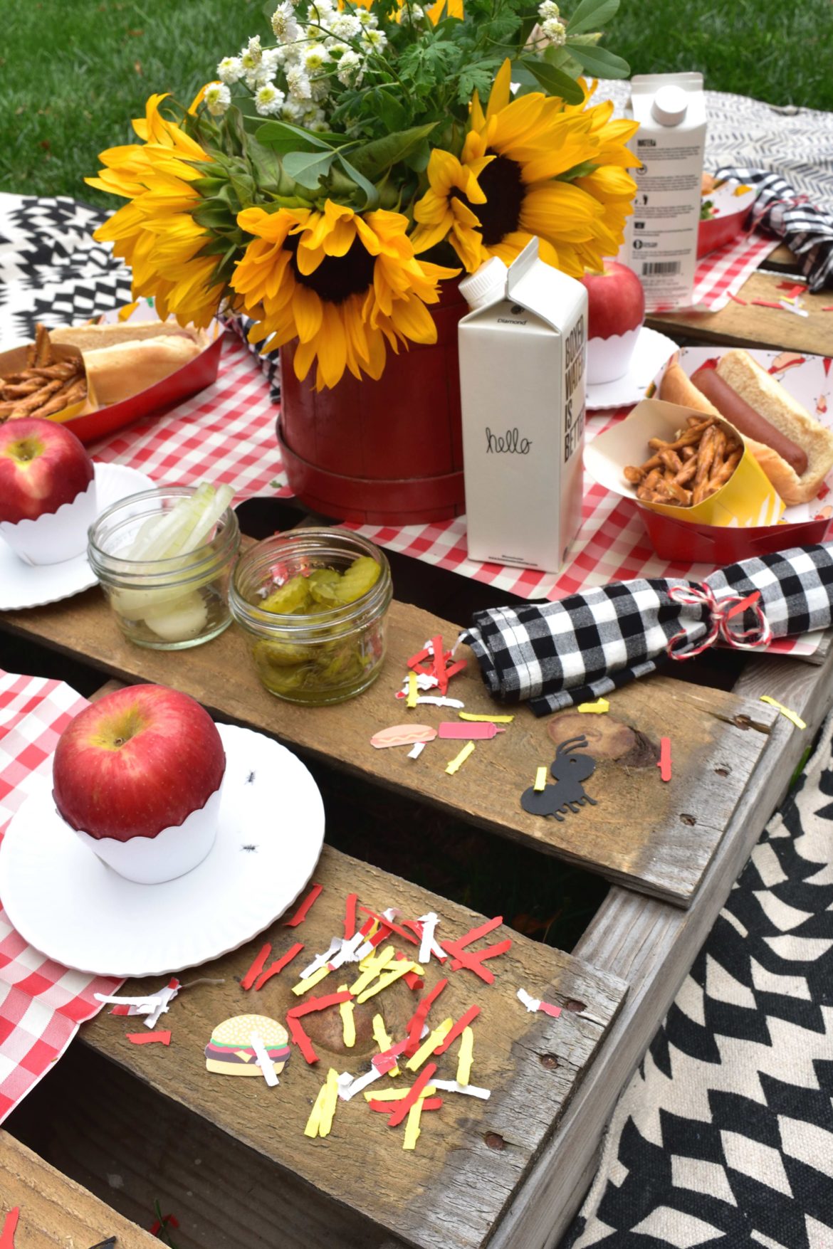 Backyard picnic ideas, food & decorations for summertime fun!