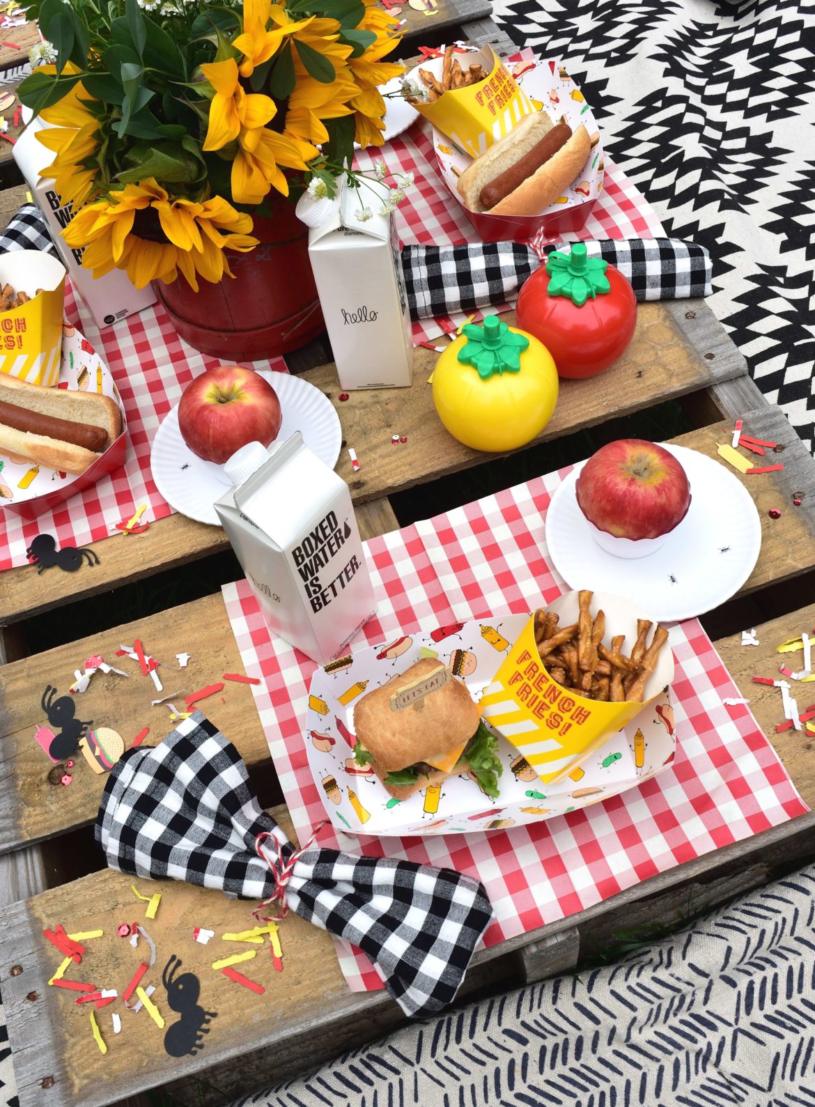 Backyard picnic ideas, food & decorations for summertime fun!