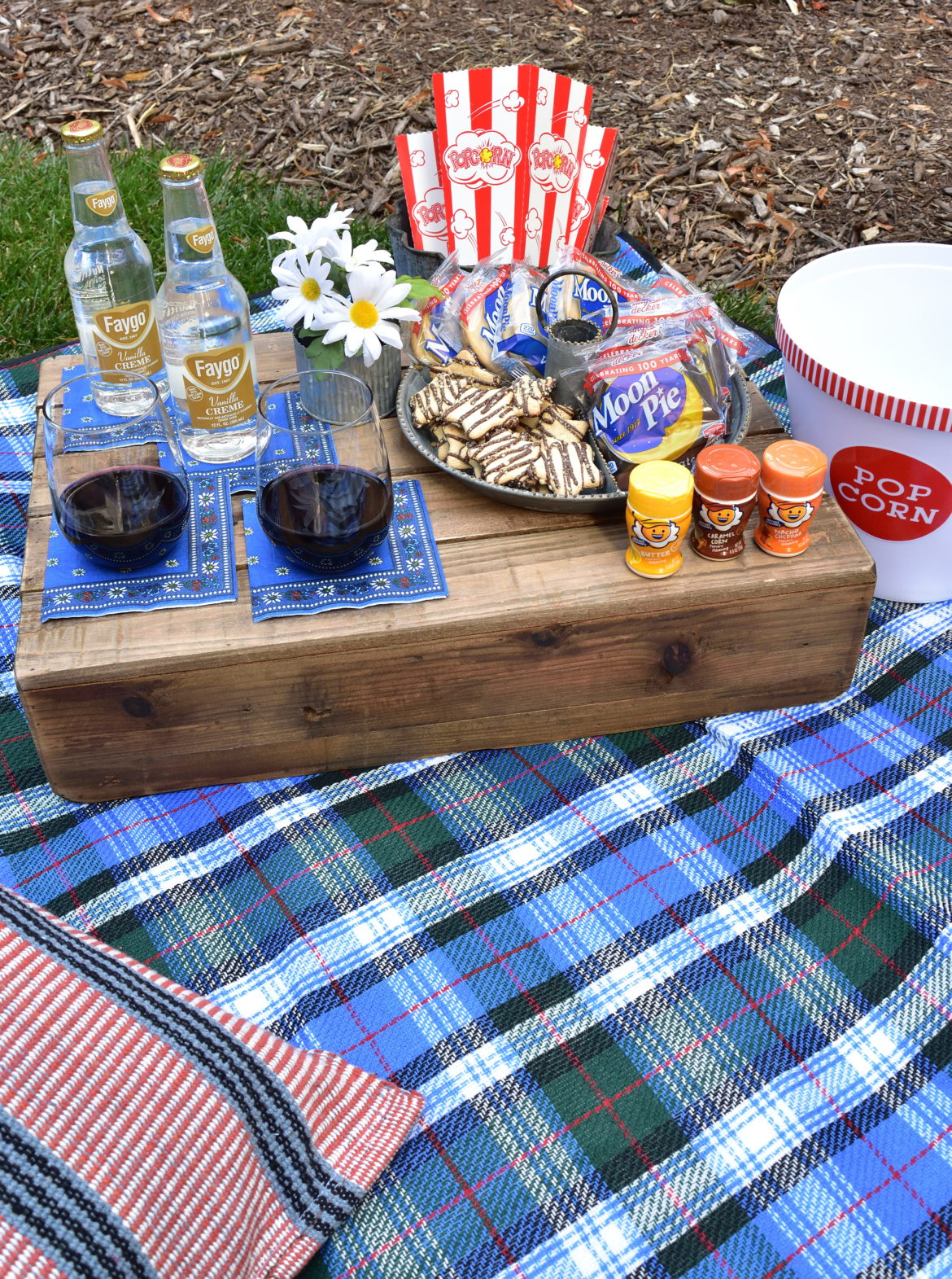 Campfire popcorn is a festive way to spend a summer eveing!