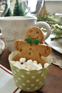 A neutral Christmas table for a simple family holiday!