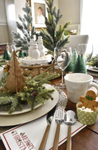 A neutral Christmas table for a simple family holiday!