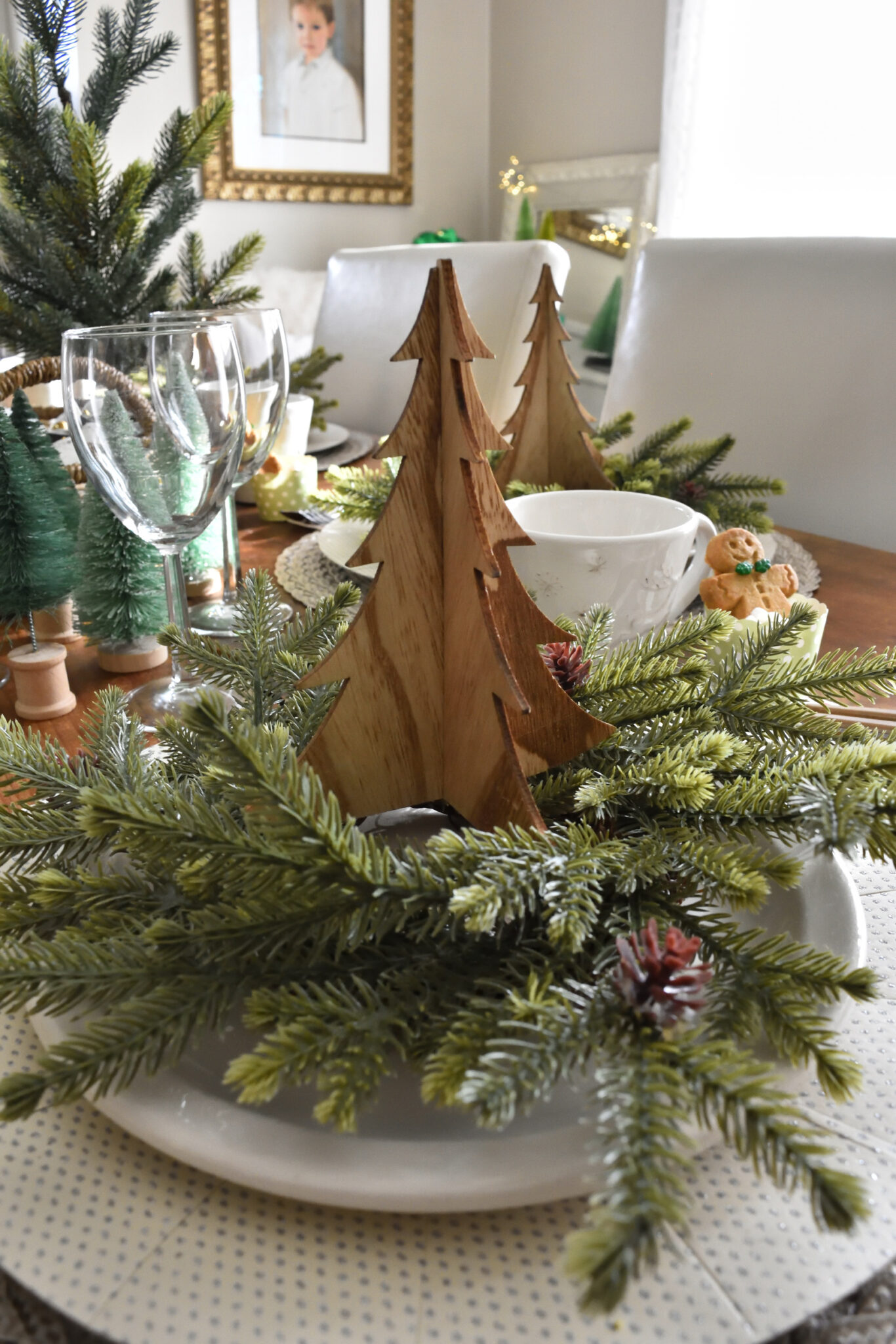 A neutral Christmas table for a simple family holiday!