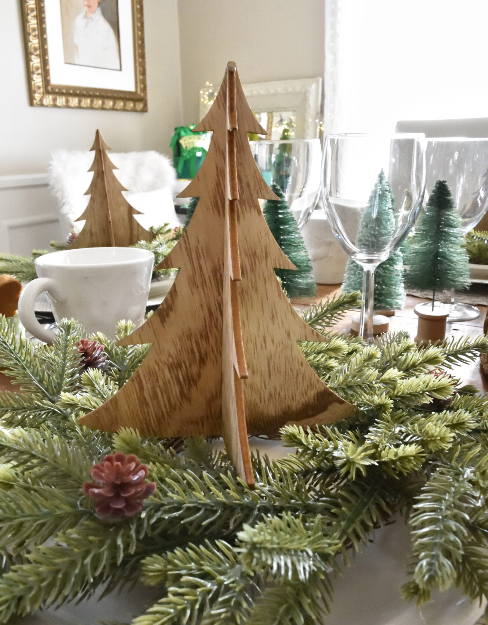 A neutral Christmas table for a simple family holiday!